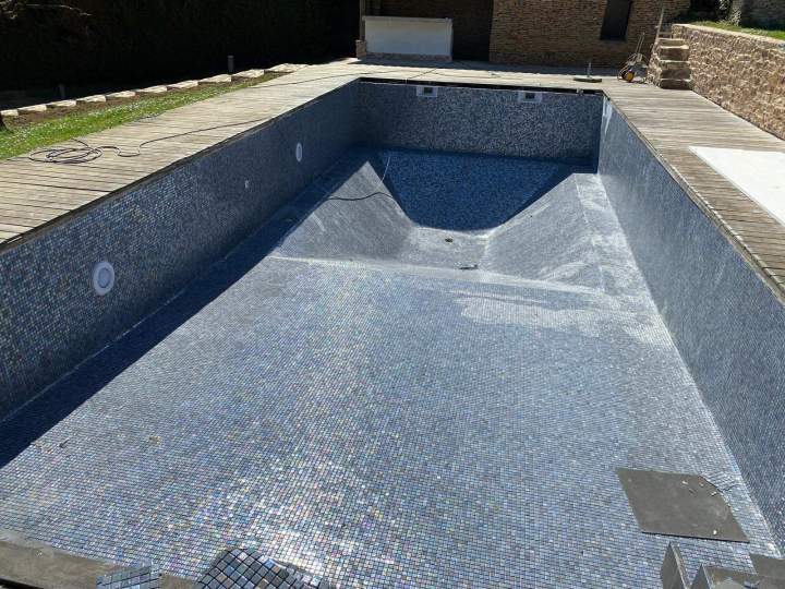Pose de mosaïque dans une piscine à Saint-Cyr-au-Mont-d’Or