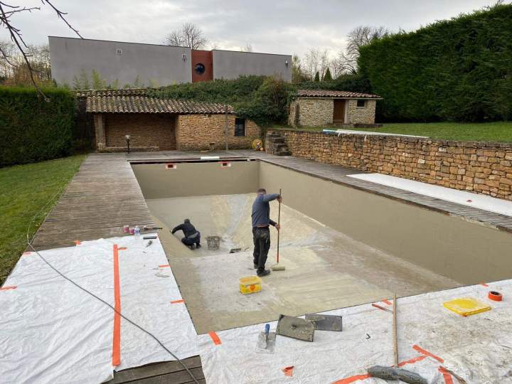 Préparation du bassin avant la pose de mosaïque