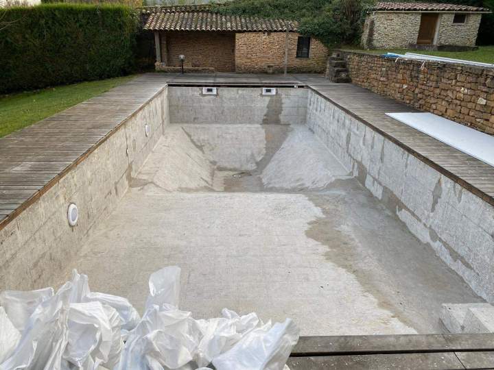 Dépose de l’ancienne mosaïque de piscine à Saint-Cyr-au-Mont-d’Or