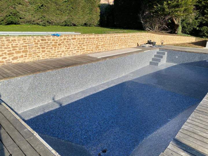 Pose de mosaïque dans une piscine à Saint-Cyr-au-Mont-d’Or