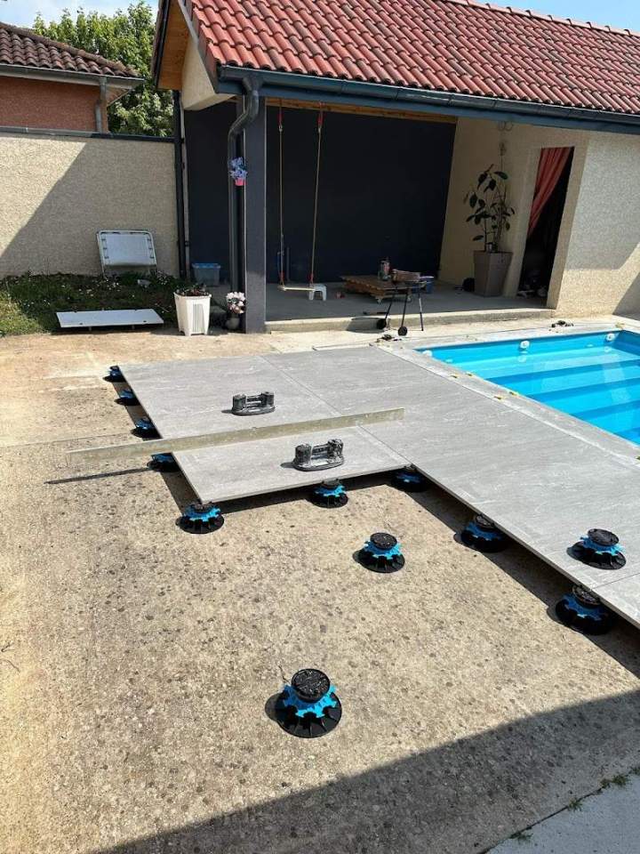 Installation de terrasse sur plots 120x120 20 mm à Lyon