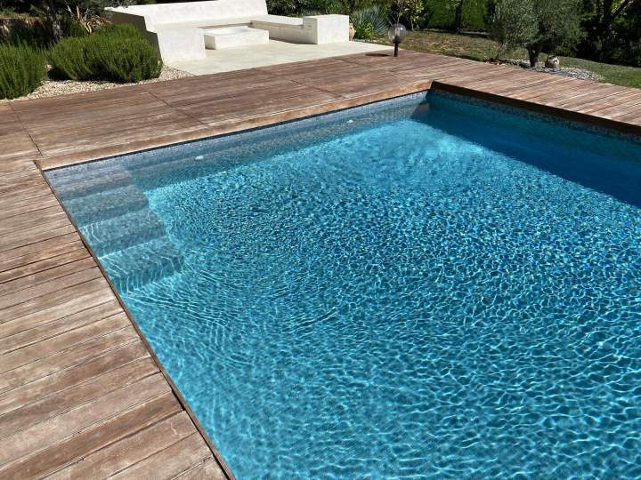 Piscine entièrement rénovée avec mosaïque