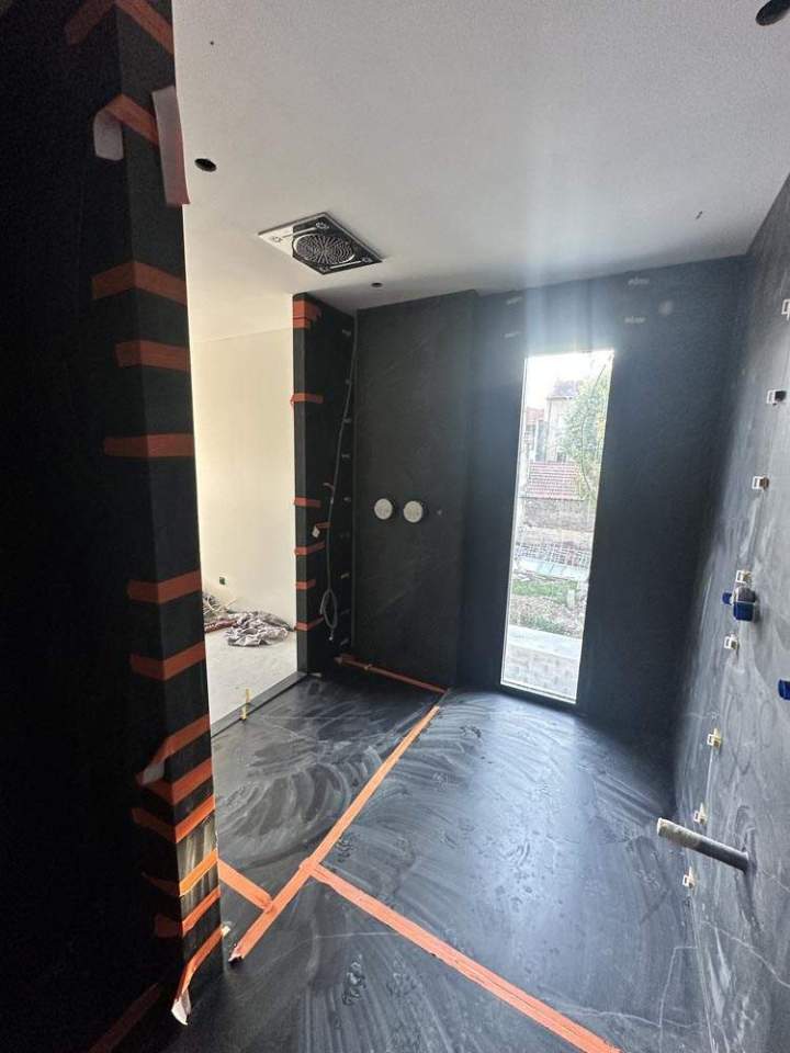Pose de carrelage grand format dans une douche à Villeurbanne