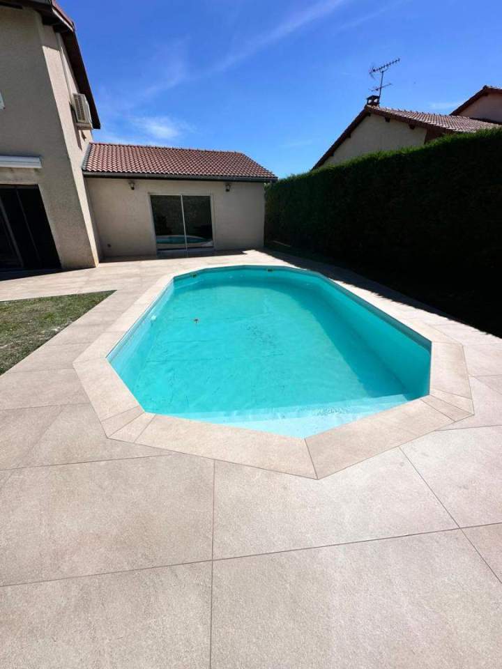Carrelage piscine grand format moderne Lyon