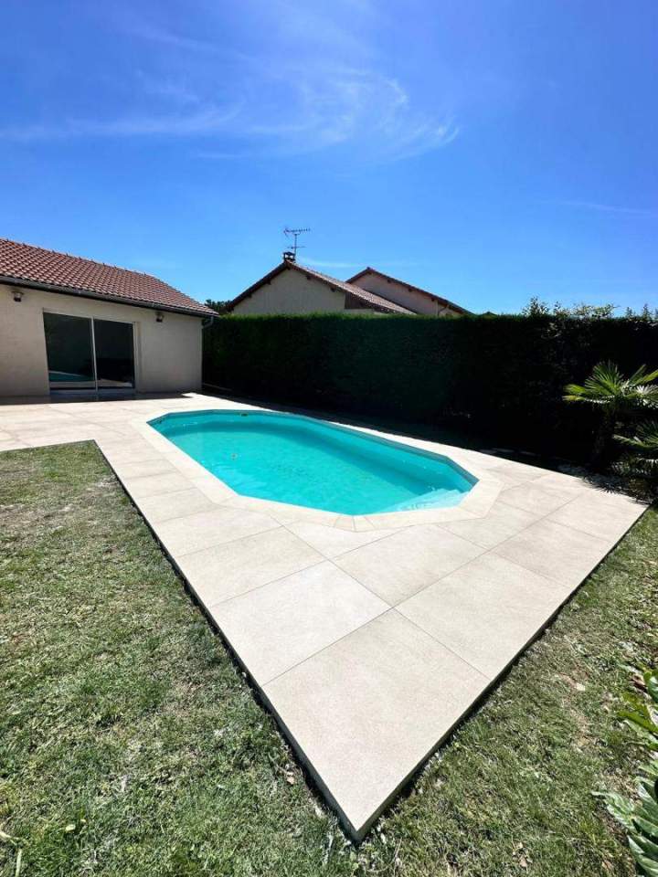 Carrelage piscine grands carreaux Lyon