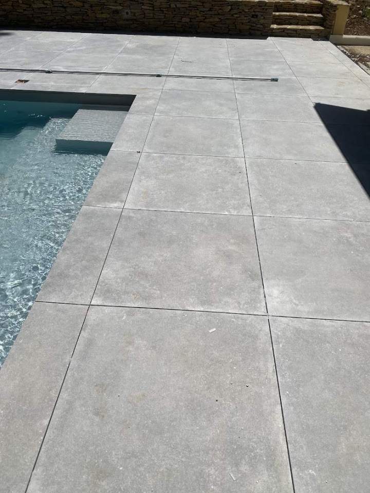 Carrelage piscine grands carreaux Lyon