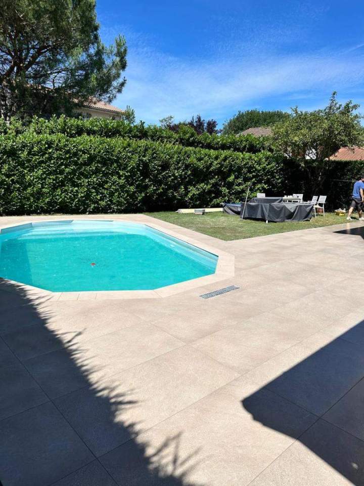 Carrelage piscine grands formats Lyon