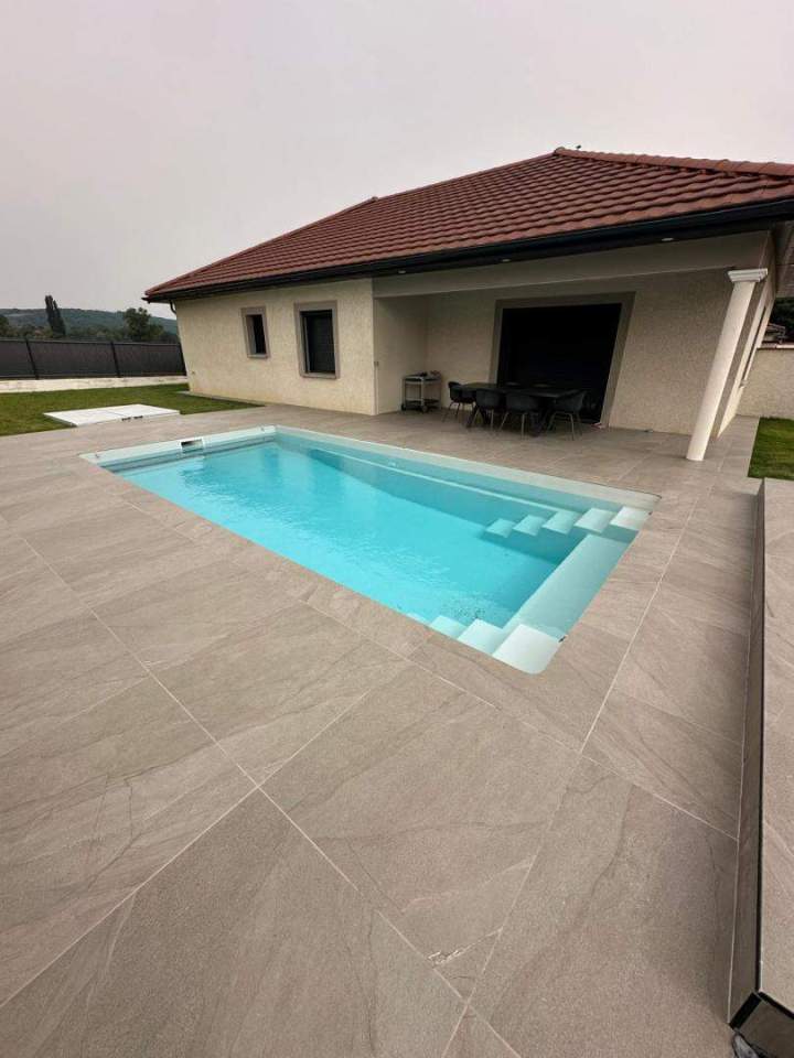Carrelage piscine grands formats contemporain Lyon