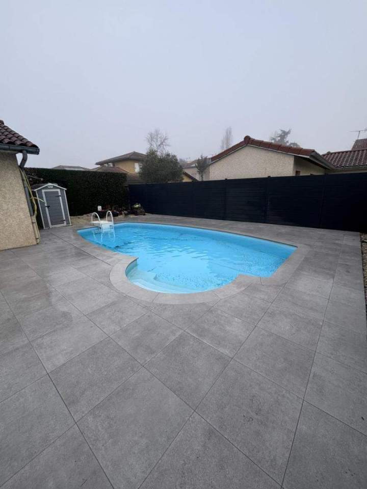 Carrelage piscine grands formats contemporain Lyon