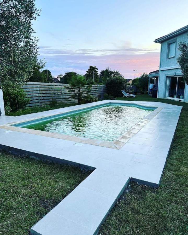 Carrelage piscine grands formats finition moderne Lyon