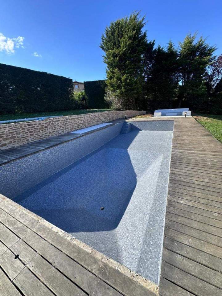 Carrelage piscine grands formats grès cérame Lyon