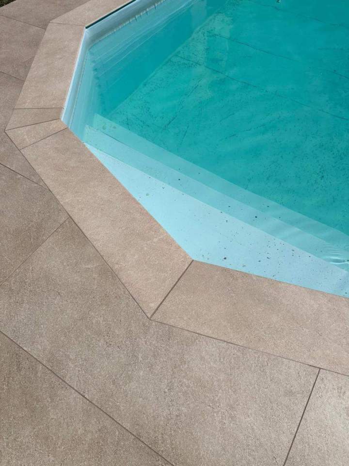 Carrelage piscine grands formats haut de gamme Lyon