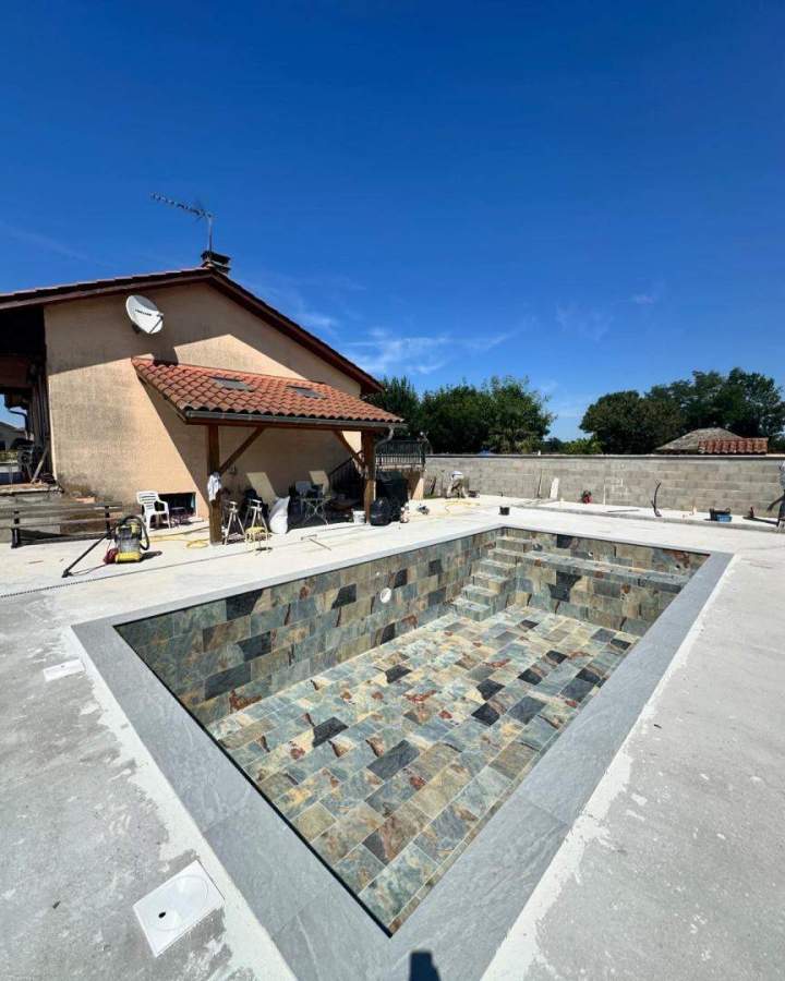 Carrelage piscine grands formats pour extérieur Lyon