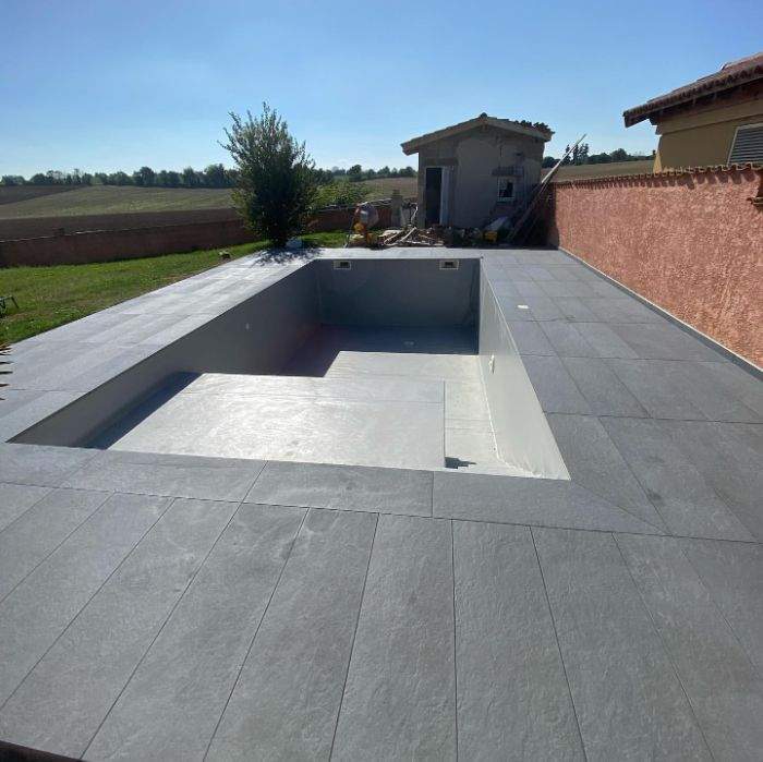 Carrelage piscine grands formats pour sol extérieur Lyon