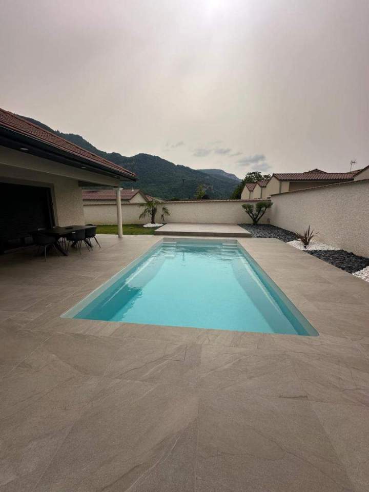 Carrelage grand format pour plage de piscine Lyon