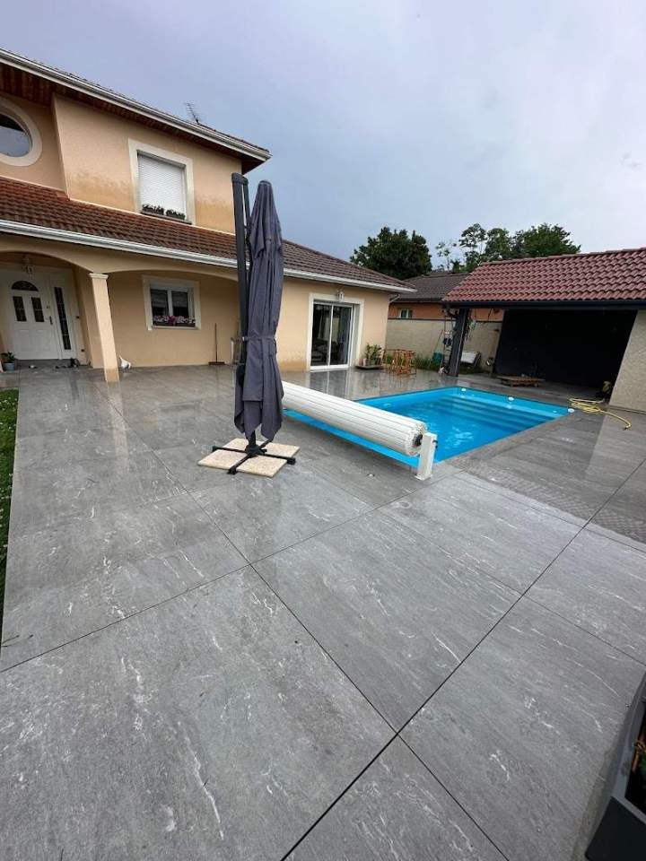 Carrelage piscine grands formats pour plage piscine Lyon