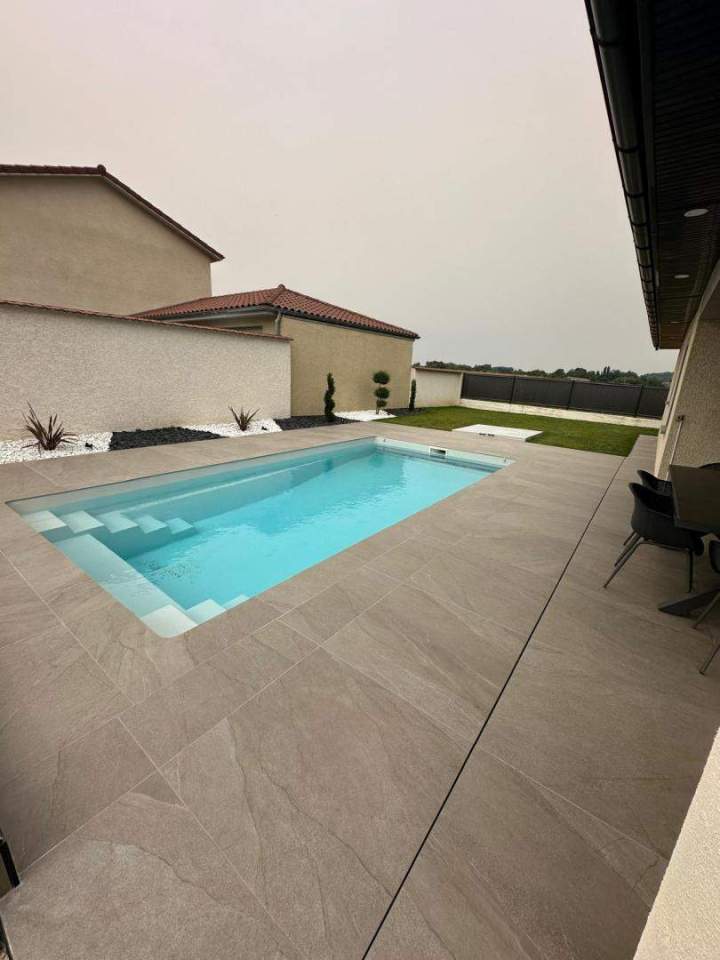 Carrelage piscine grands formats sur mesure Lyon