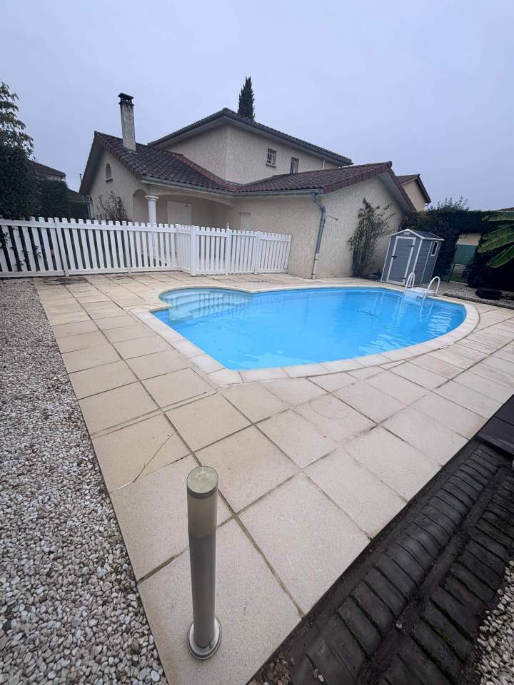 Terrasse piscine avant rénovation à Chassieu