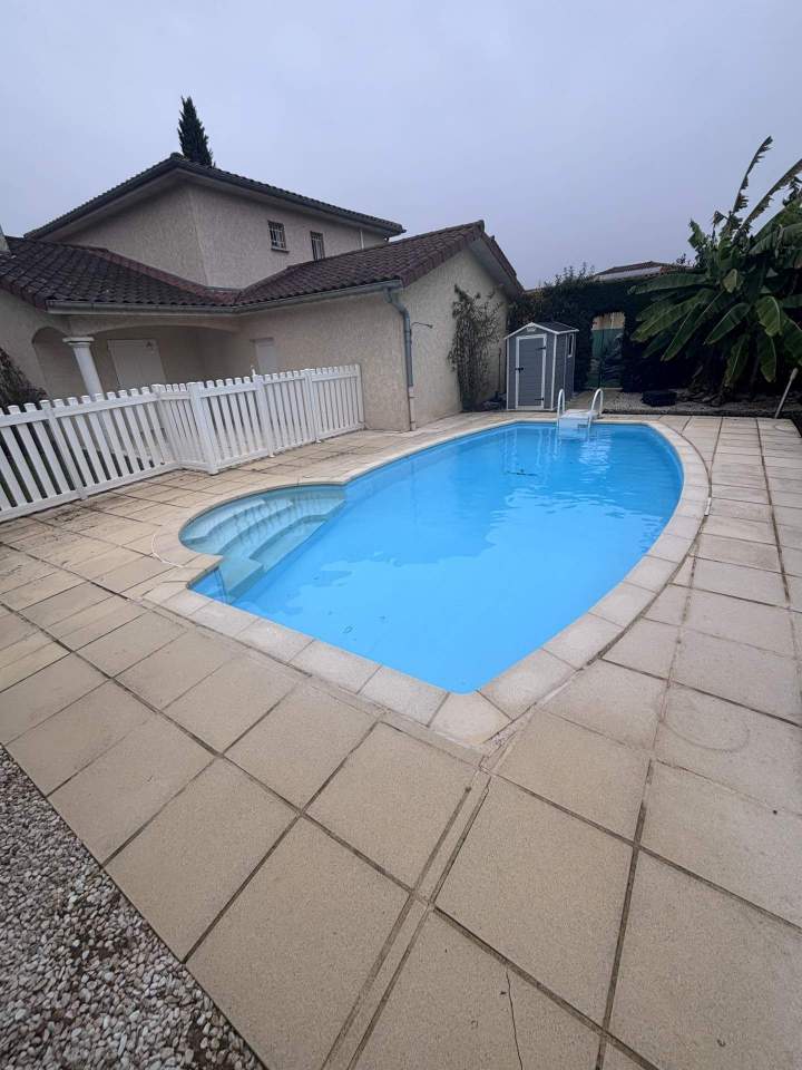 Terrasse piscine avant rénovation à Chassieu