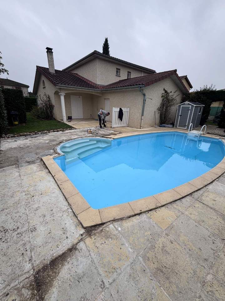 Terrasse piscine avant rénovation à Chassieu