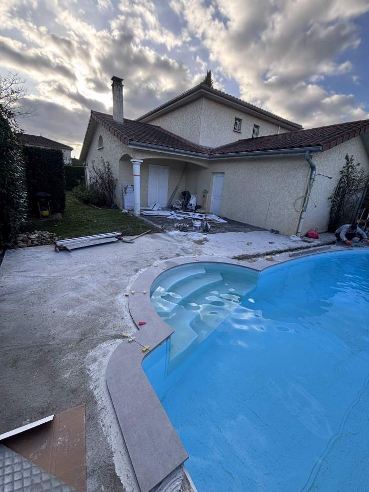 Pose de margelles de piscine à Chassieu