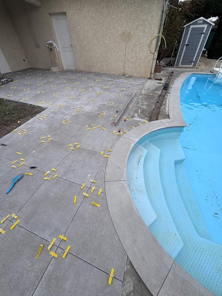 Pose de carrelage autour d’une piscine à Chassieu
