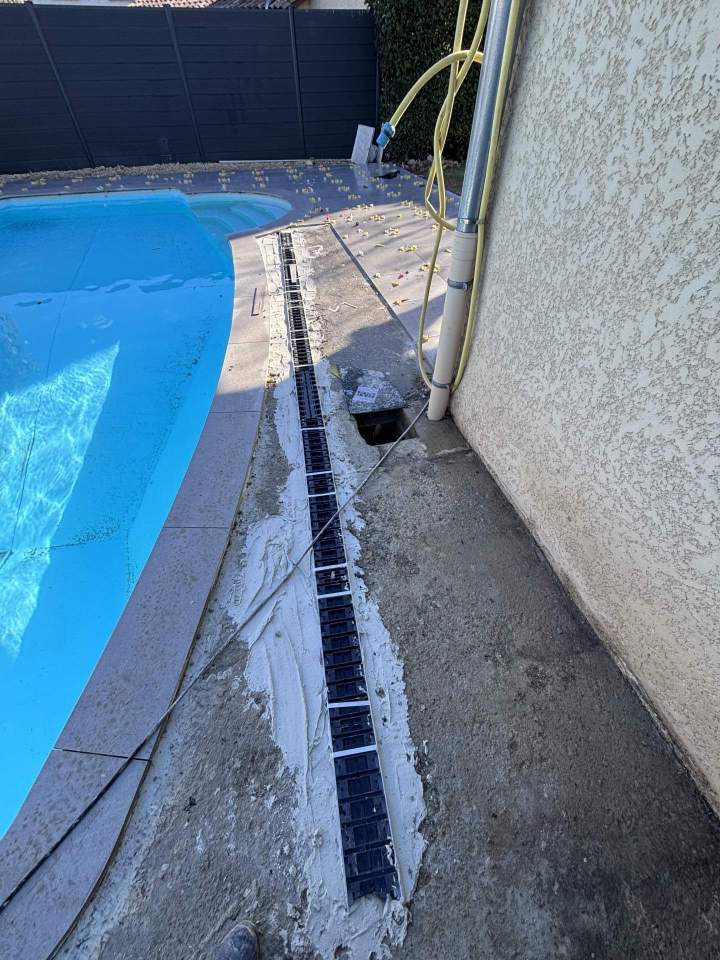 Pose de caniveau autour de la piscine à Chassieu