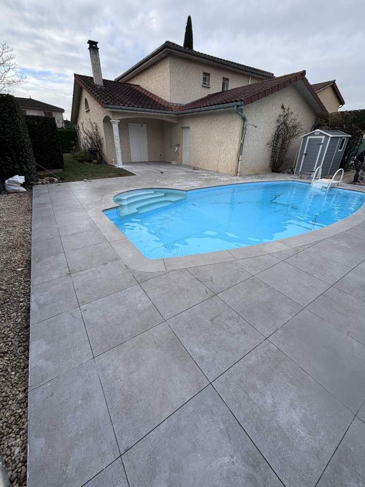 Pose de carrelage autour d’une piscine à Chassieu