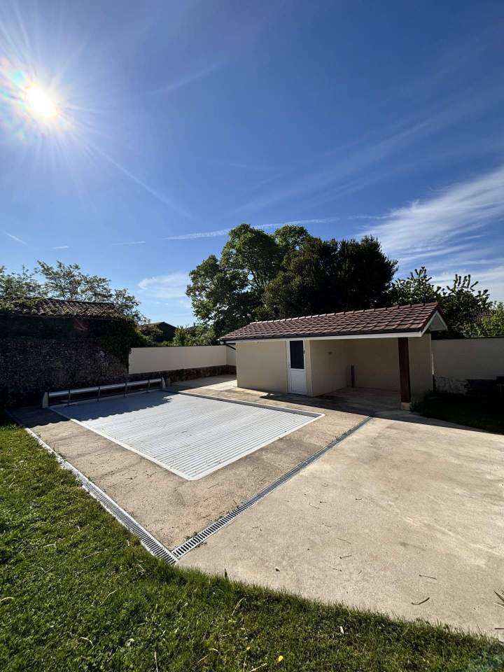 Terrasse et plage de piscine avant les travaux de carrelage à Miribel