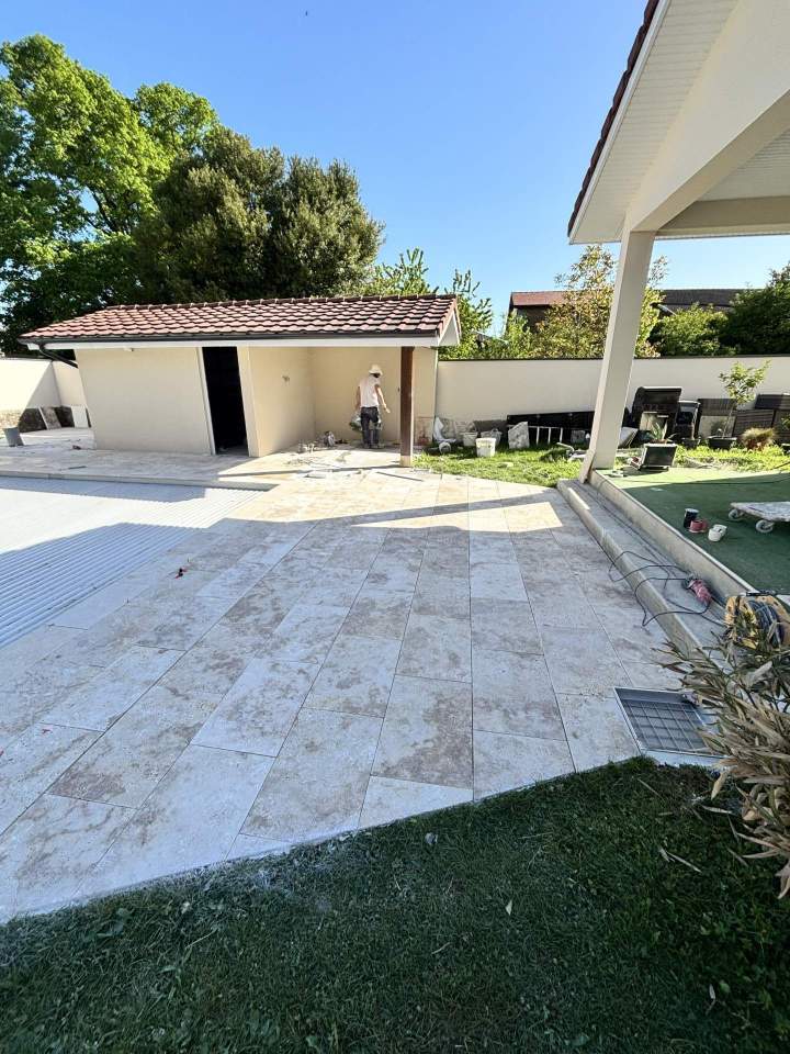 IMGTerrasse extérieure en carrelage effet travertin à Miribel 1924