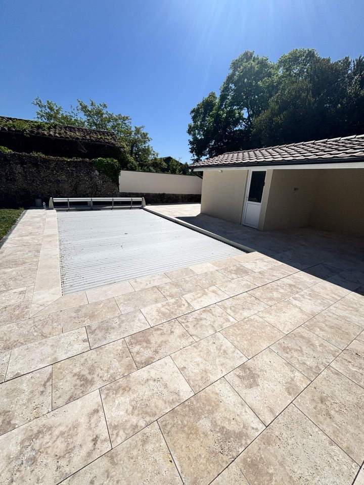 Terrasse extérieure réalisée par SGC Carrelage à Miribel