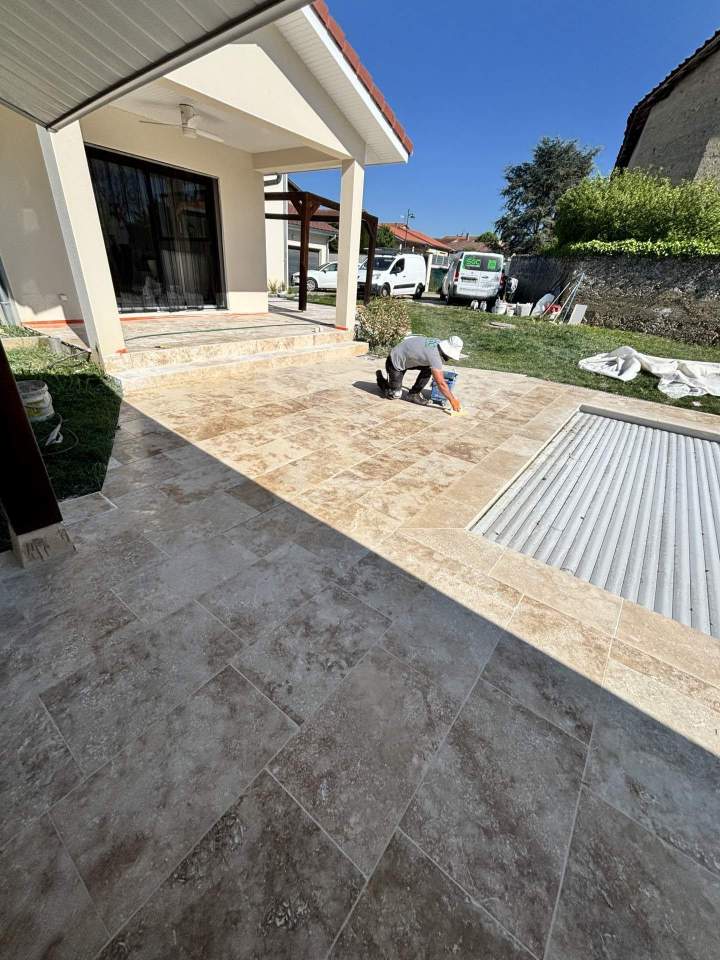 Carrelage antidérapant autour d’une piscine à Miribel