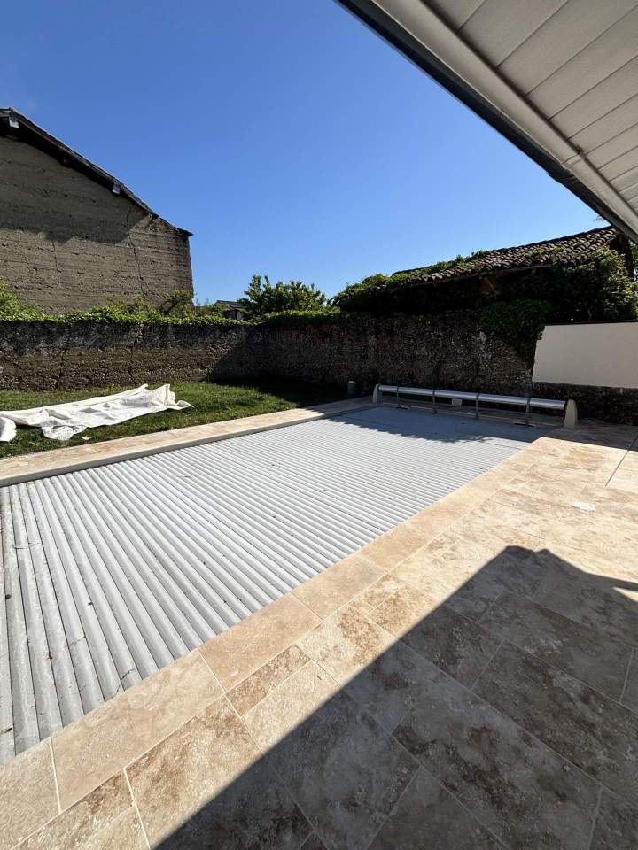 Finitions de la terrasse effet travertin à Miribel