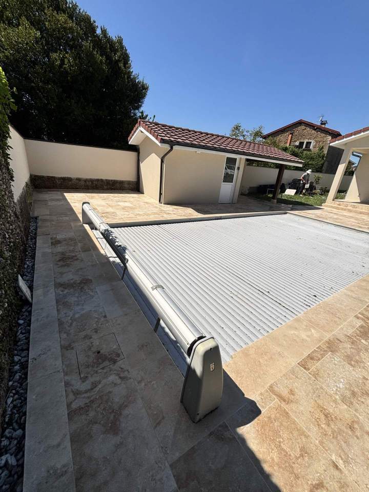 Aménagement d’une terrasse extérieure en carrelage effet travertin à Miribel