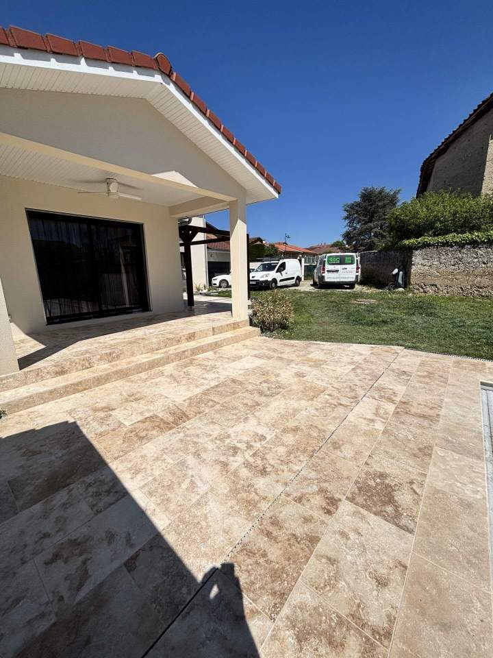 Terrasse extérieure en carrelage effet travertin à Miribel