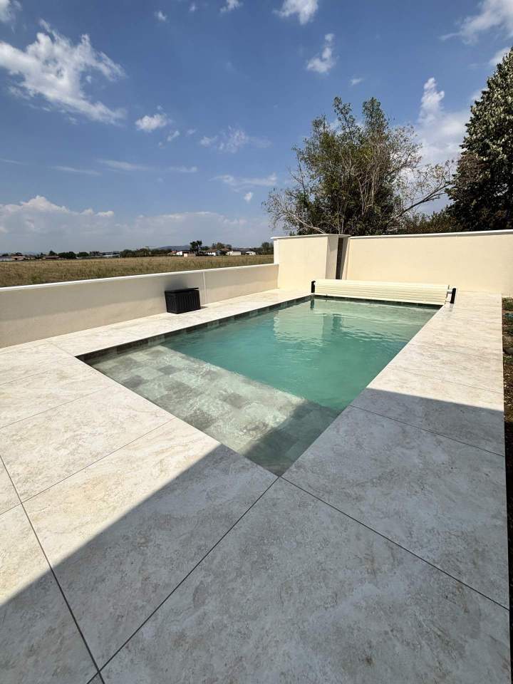Carrelage grand format 120x120 cm, épaisseur 20 mm, pour un extérieur moderne et durable.