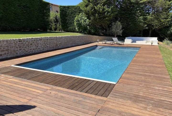 Piscine rénovée avec mosaïque à Saint-Cyr-au-Mont-d’Or