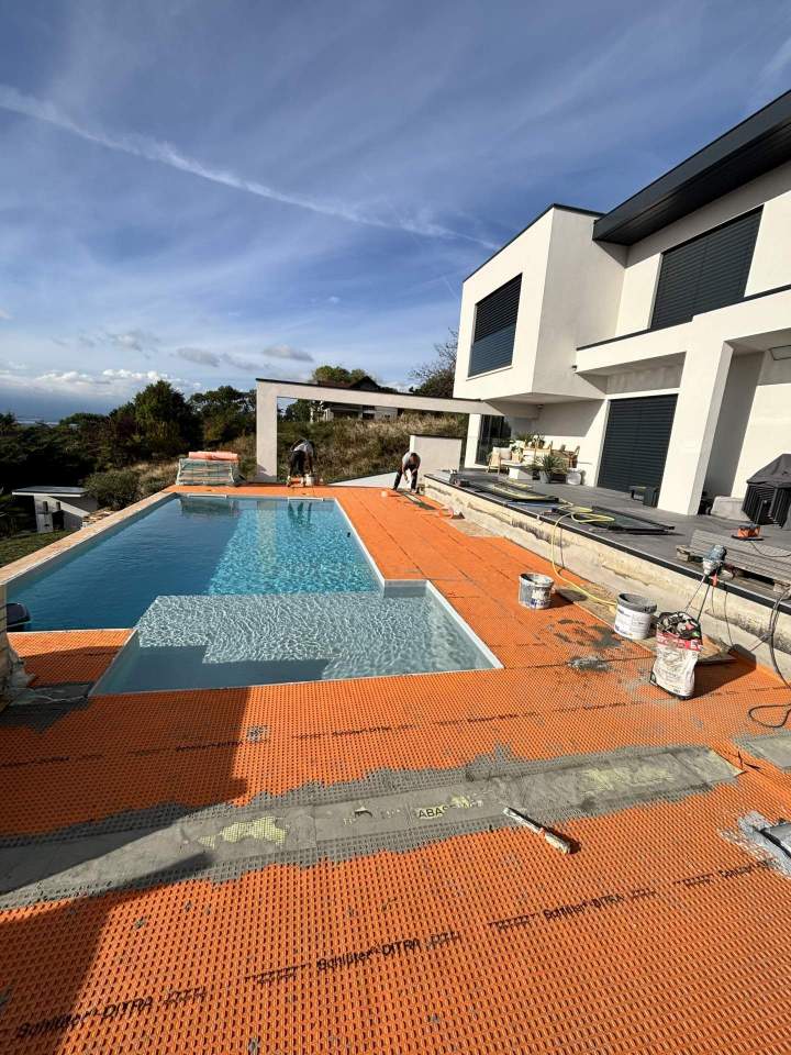 Étanchéité d’une terrasse et plage de piscine avec pose d’une natte d’étanchéité avant carrelage. SGC Carrelage réalise la préparation et l’étanchéité des terrasses, plages de piscine et supports extérieurs à Lyon et dans l’agglomération lyonnaise.