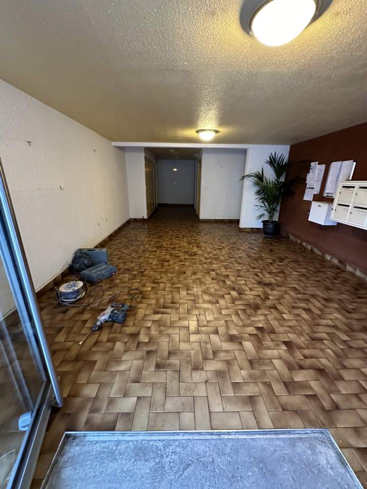 Avant travaux – Ancien carrelage du hall d’entrée à Chassieu