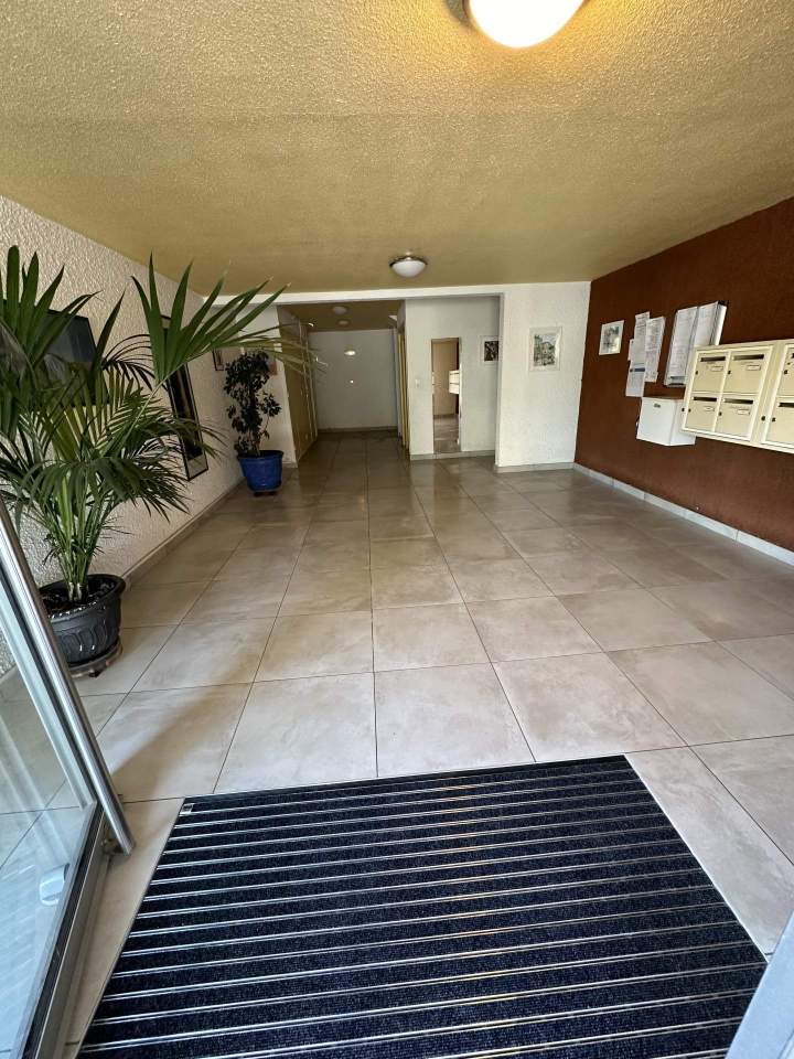 Après travaux – Pose de carrelage 60×60 dans un hall d’entrée à Chassieu