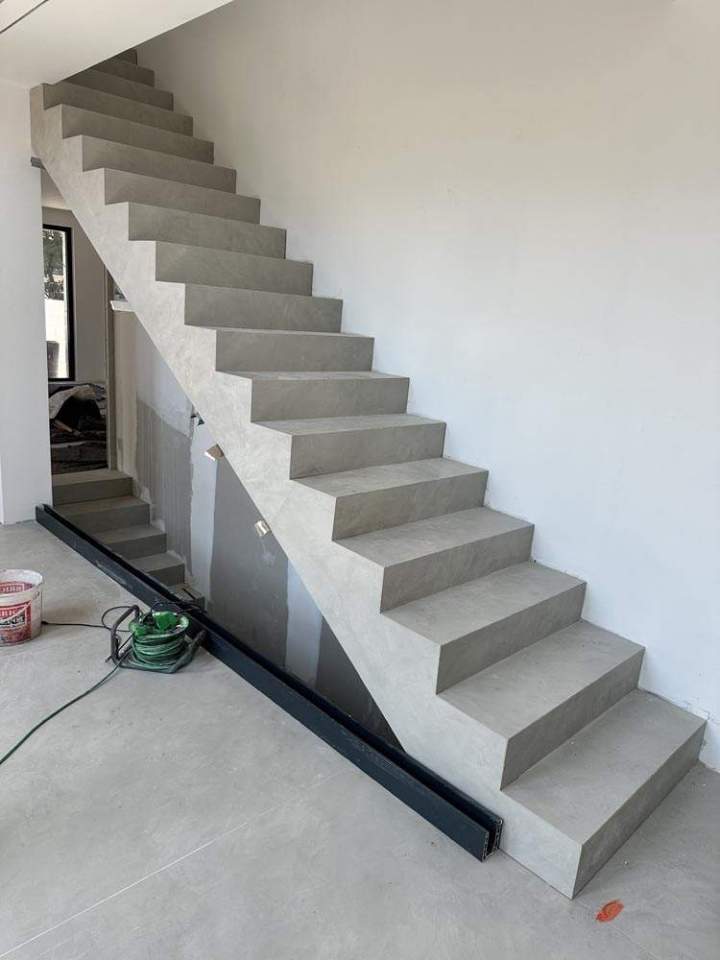Réalisation d’un escalier entièrement carrelé à Villeurbanne, avec découpes et finitions soignées à 45° sur l’ensemble des marches et contremarches. Cette technique permet d’obtenir des angles nets et élégants, sans profilés apparents, pour un rendu moderne et haut de gamme. Pose de carrelage réalisée avec précision par SGC Carrelage, spécialiste du carrelage, des escaliers et des finitions sur mesure à Villeurbanne et dans la région lyonnaise.