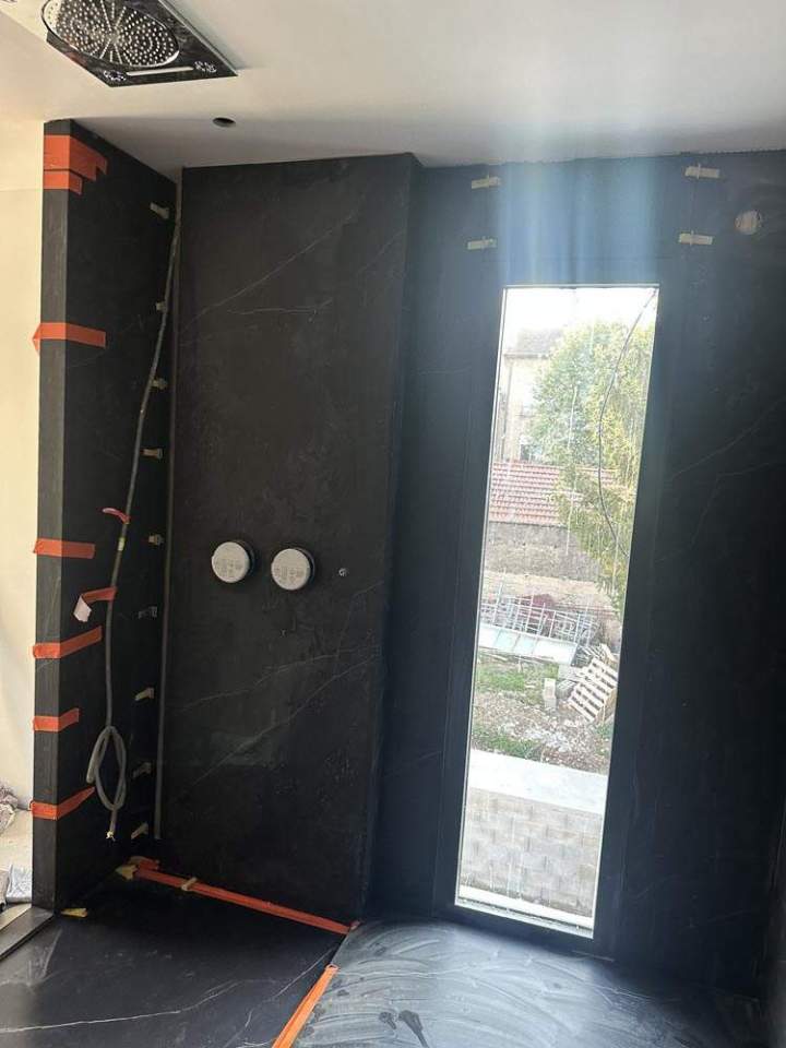 Pose de carrelage grand format dans une douche à Villeurbanne