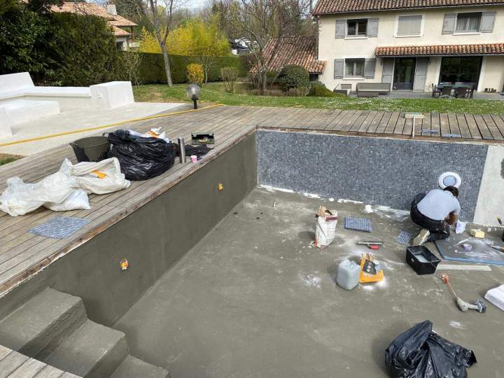 Pose de mosaïque dans une piscine à Saint-Cyr-au-Mont-d’Or