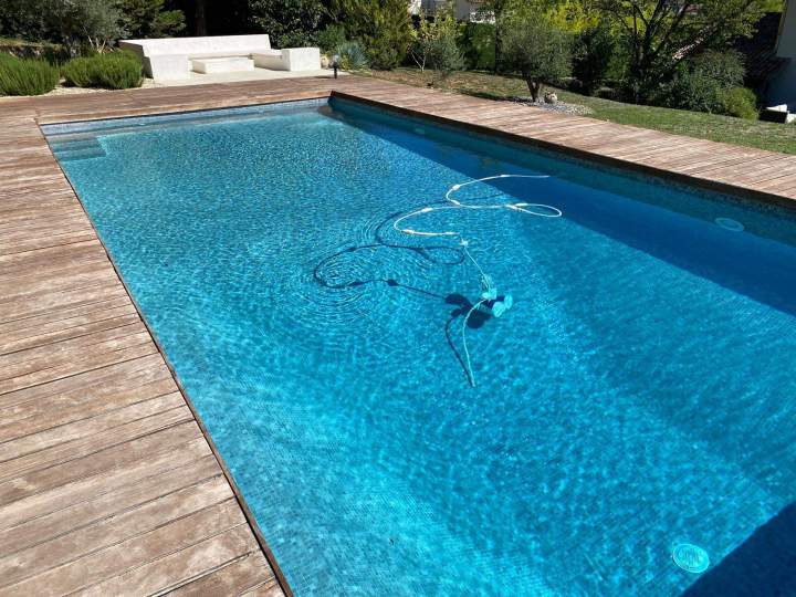 Piscine entièrement rénovée avec mosaïque