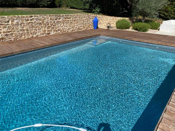 Piscine entièrement rénovée avec mosaïque